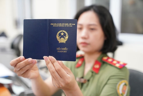 Sẽ cấp hộ chiếu phổ thông có gắn chíp điện tử từ ngày 1-3 tới